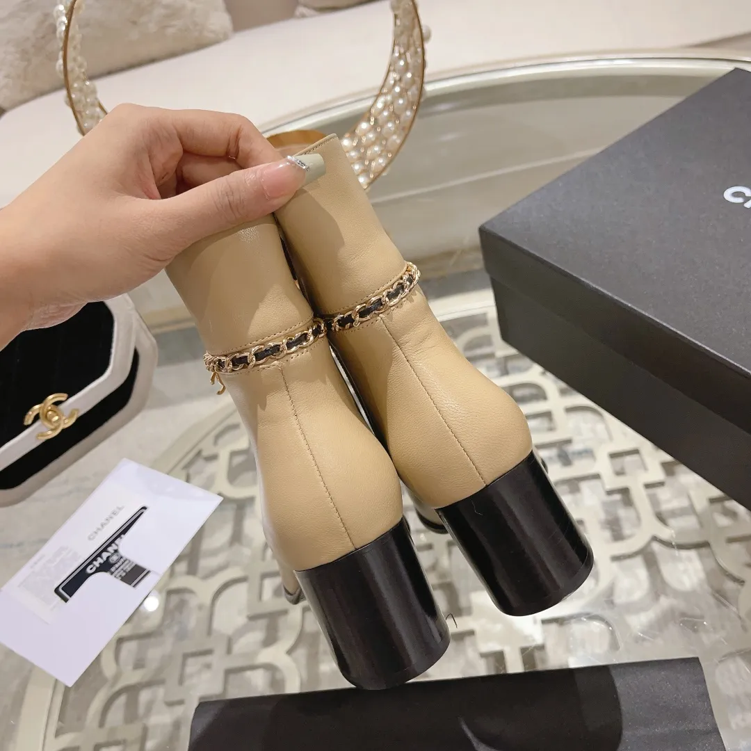 👟👟Ex-factory price 700👟👟 2025 Xiaoxiang chanel high quality counter grade 𝙎𝙡𝙞𝙣𝙜-𝙗𝙖𝙘𝙠🌈〰͏ chanelaa® Xiaoxiang new chain ⛓️slimming short boots Top purchasing level rare items are new 🍾👟👟 ━━━━━ ЅᏇєєt ━━━━━ 🍒 Upper: Italian imported calfskin ➕ Chanel’s unique chain element Lining: Imported comfortable and soft sheepskin lining for foot pads Outsole: Exclusive molding of Italian imported genuine leather outsole Color: Black/White/Apricot Size: 34 to 40 (34, 41, 42 are customized and non-returnable and non-exchangeable) Packaging: The latest full set of packaging from the counter shoe industry
